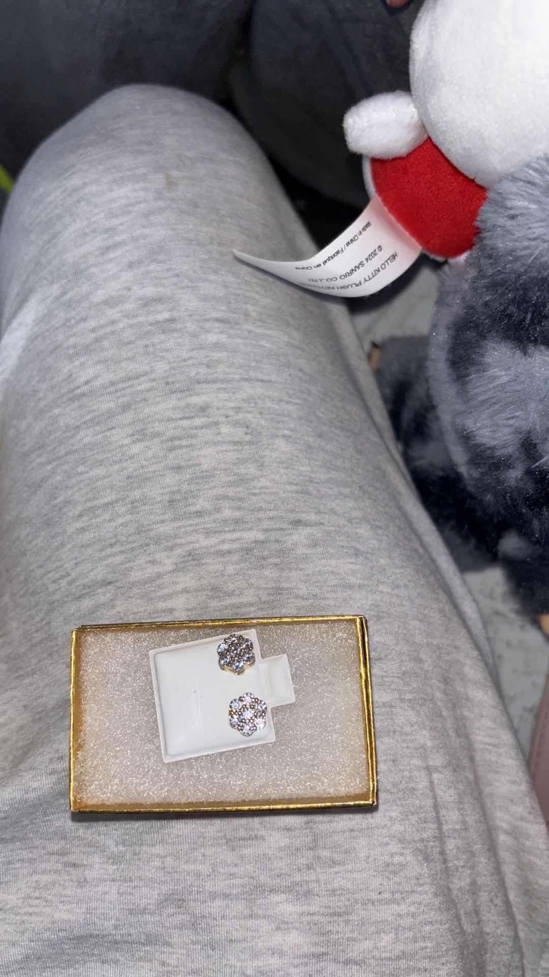  gold earring with diamond