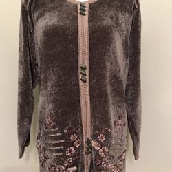 Embroidered Elongated Side Slits Sweater, L