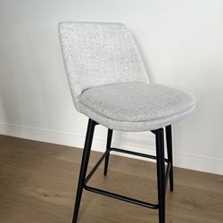 Single, unopened counter-height stool