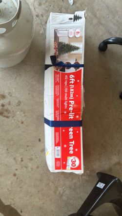 Arbolito de navidad y tanque de gas