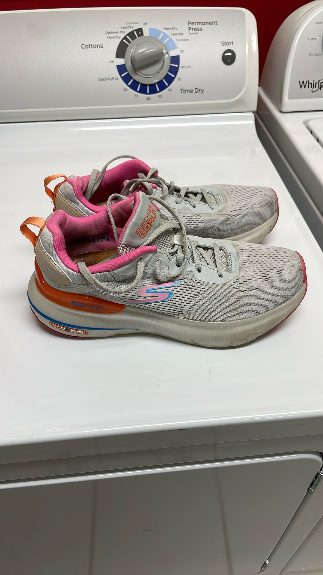 Women’s Skechers Size 6