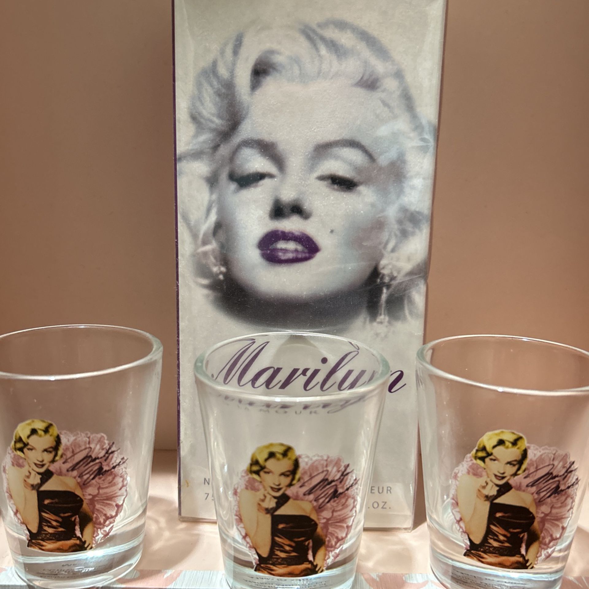 Beautiful!  Vintage ! Marilyn Monroe ! Collectors Shot Glasses !