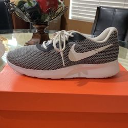Nikes Men’s Tennis Shoes