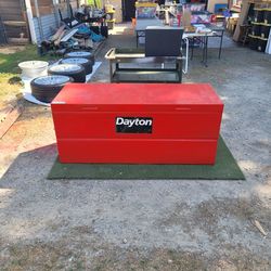 DAYTON Job site metal tool box in great condition