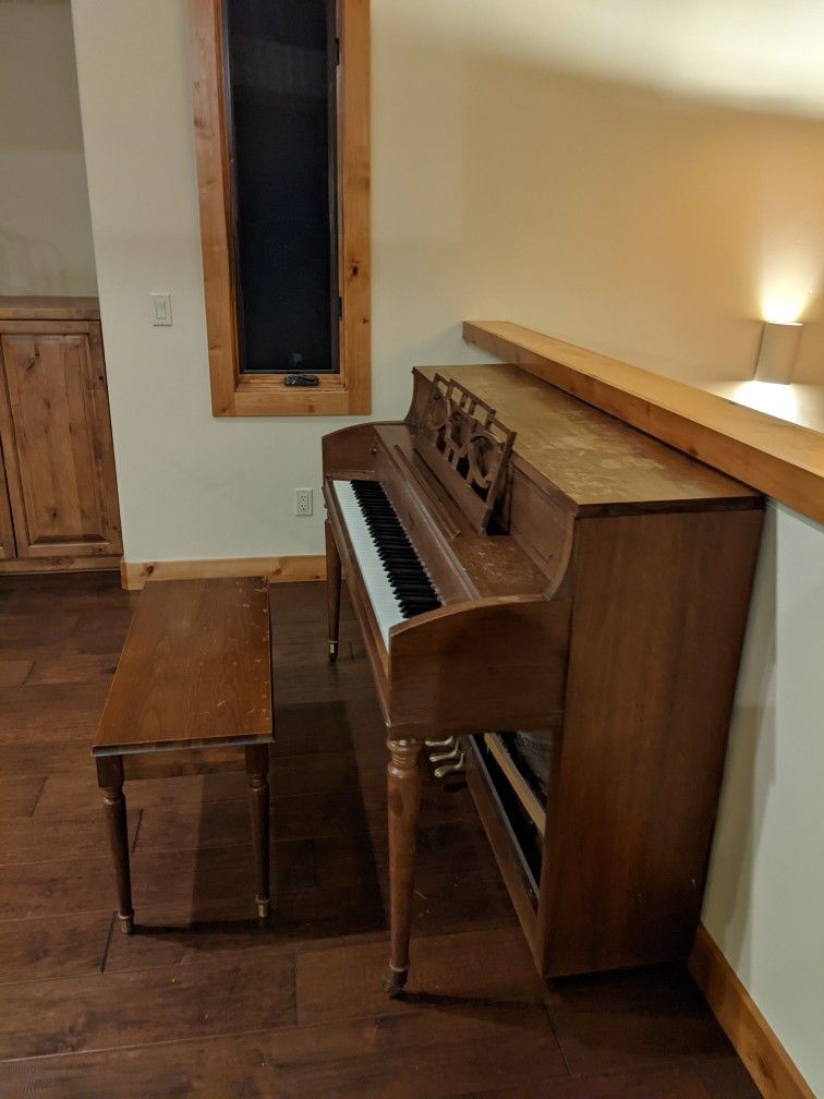 FREE PIANO (upright spinnet)