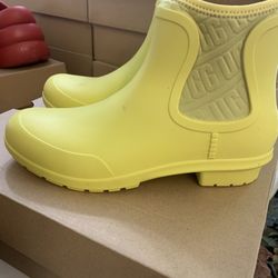 Uggs Rain Boots Size 7-8-9