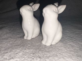🐰 Ceramic Bunny Salt & Pepper Shaker Set – $15