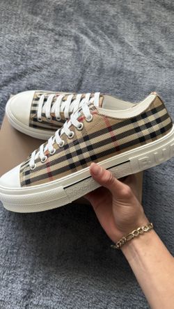 160$ Burberry Low Beige Checkered