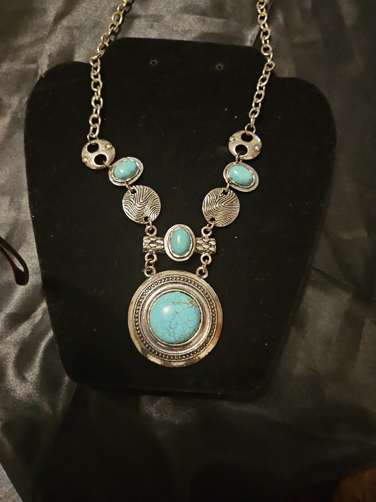 BOHEMI-Y'ALL
Turquoise and Silver Stepping Stone Necklace