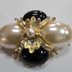 Vtg, Joan Rivers Faux Pearls Pin.2". PLEASE READ DESCRIPTION