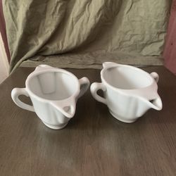 Set of 2 White Ceramic Cream/Sauce Pourers