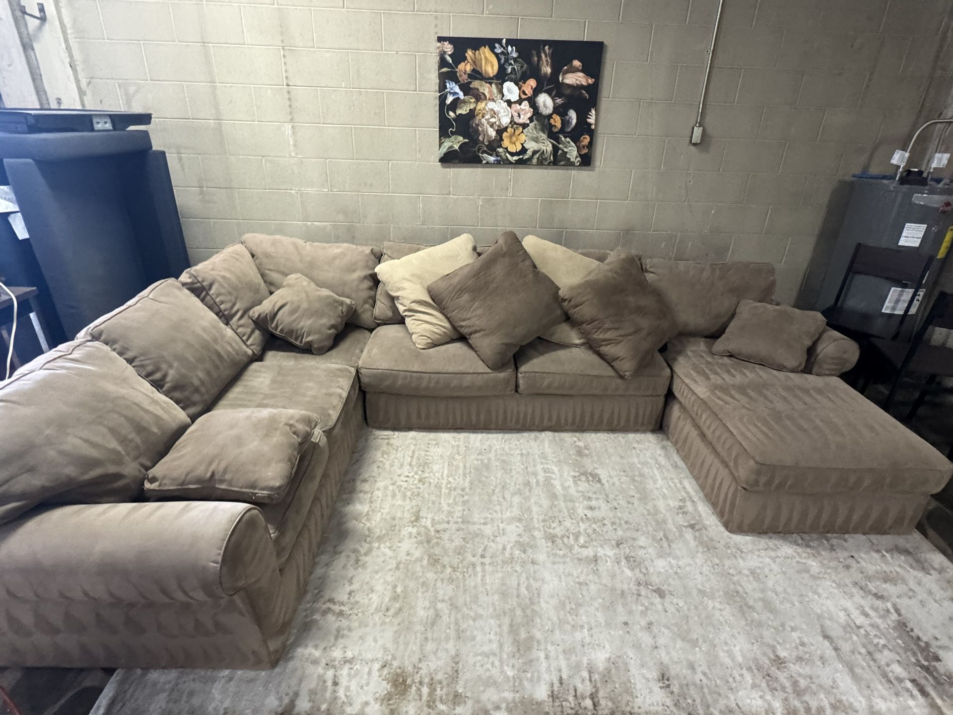 (DELIVERY 🚚 NO DEPOSIT)Grey U Shaped Brown/tan Sectional Couch PLUSH