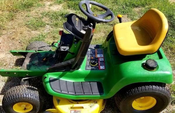 John Deere LT133 - No Engine or Hood