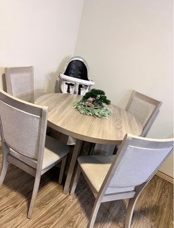 Dining Table with 4 Chairs – Excellent Condition