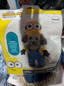 ILLUMINATION PR NTS

MINIONS

THE RISE OF CRU

Small

includes

Shirt with attached arms, Headpiece

comprend

Chemise avec bras, Coiffe

incluye

Cam