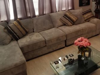 Sectional Sofa β Good Condition β Pickup Only