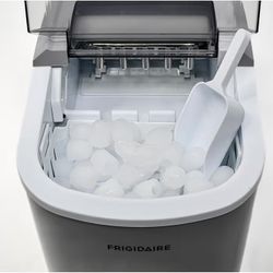 FRIGIDAIRE kitchen countertop Compact Ice Maker 26 lb per Day Silver excellent condition 👌 