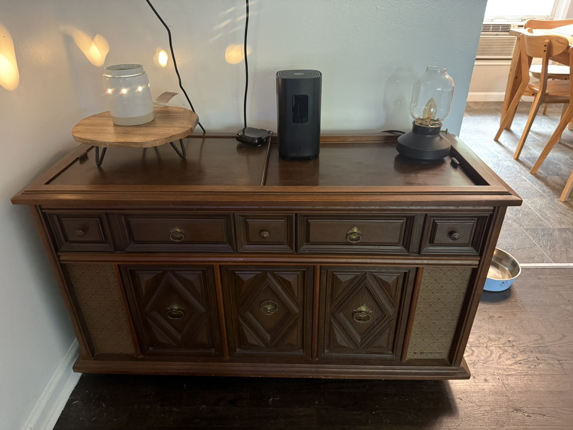 Record Player // Am/Fm Radio 