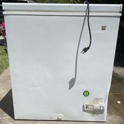 GE Chest freezer/ 5 Cubic feet