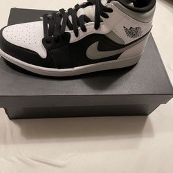 Jordan 1 Mid - Shadow