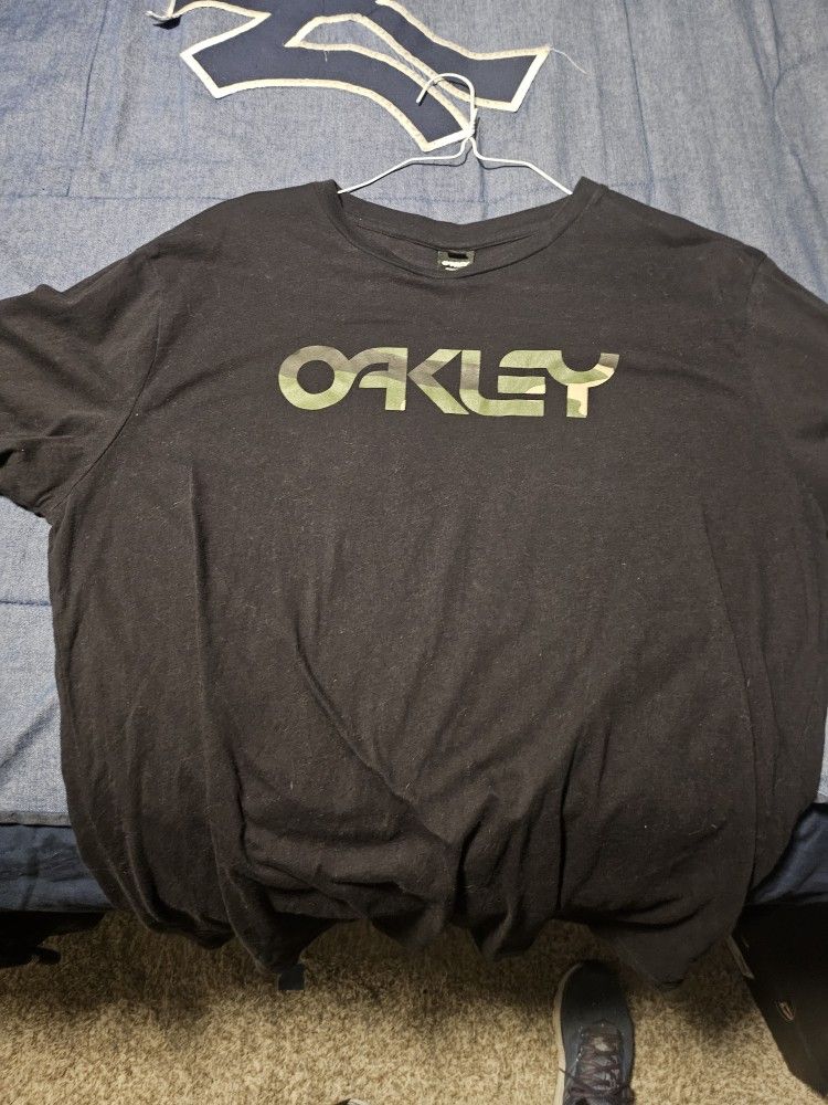 **ALMOST NEW**CAMO OAKLEY TEE