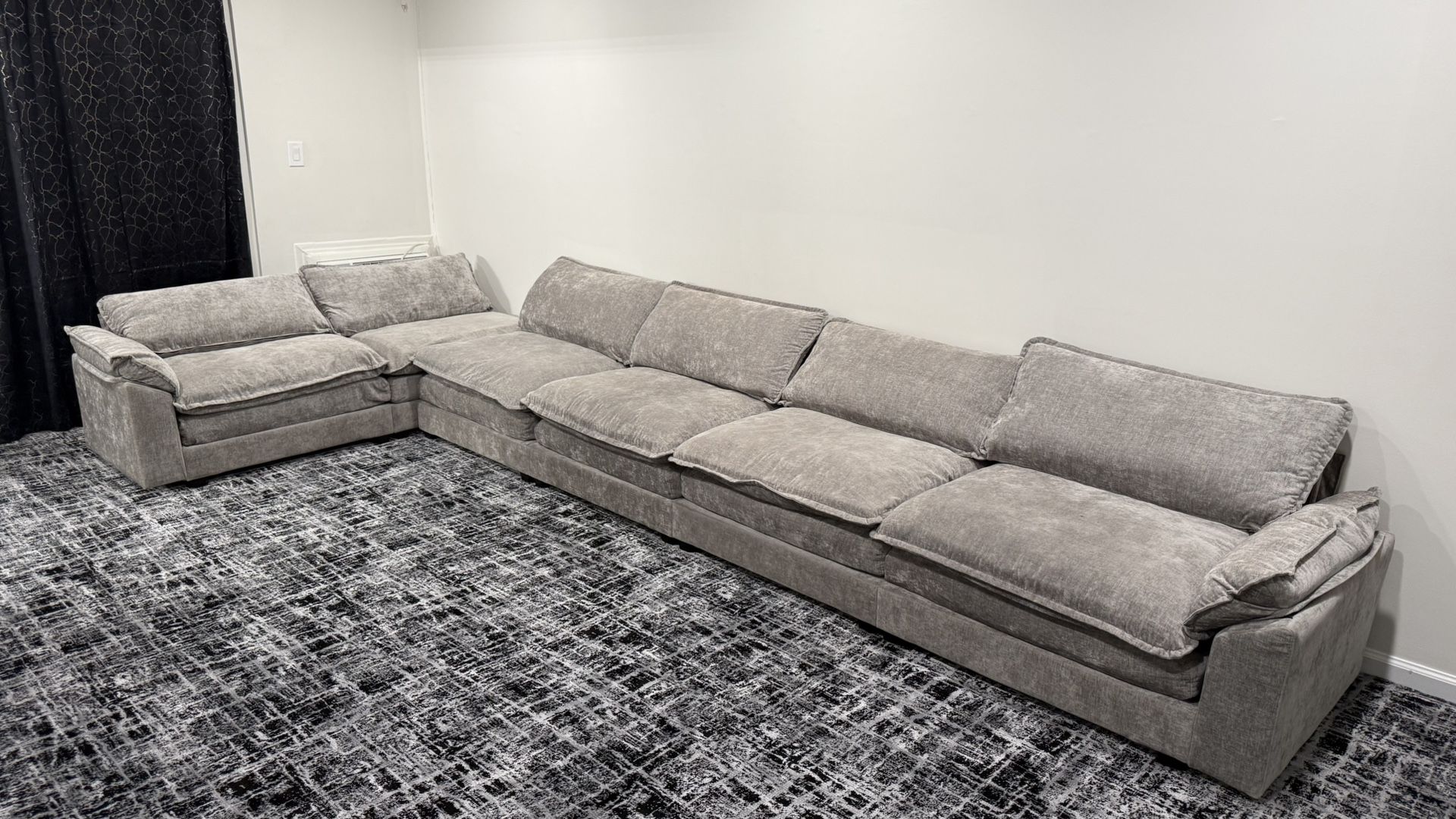 6 Seat Modular Sectional, 2 Footrest Included, Condition Flawless, Bought It Month Ago.