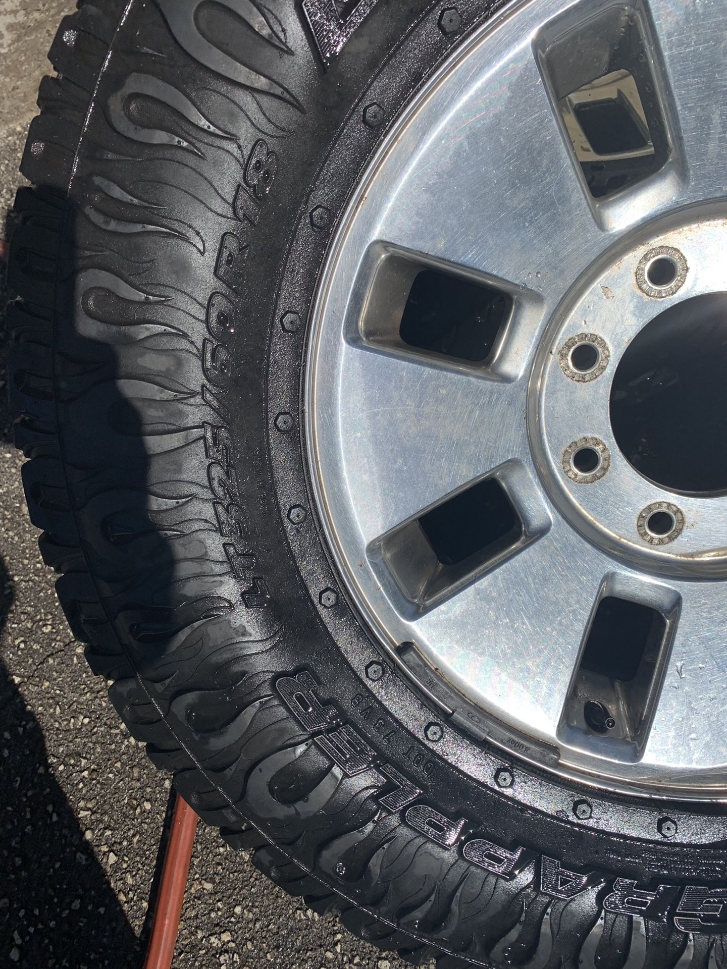 LT. 325.60.R18 NITTO DUNE GRAPPLER chevy or ford 250 or 350