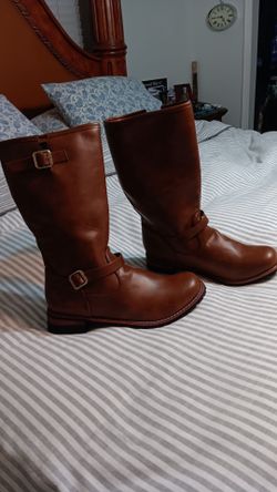 New Men's leather brown boots..size 8