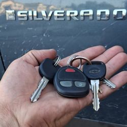 Car Keys And Remotes  / Llaves De Carro Y Controlles 