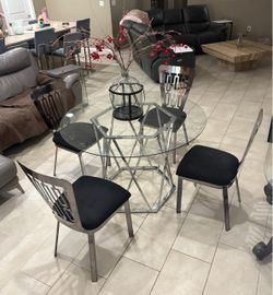 Round Glass Dining Table with 4 Chairs. Excellent condition $170