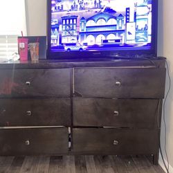 Dresser With Mirror 