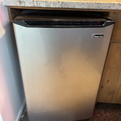 Magic Chef 4.5 cu. ft. Mini Fridge 