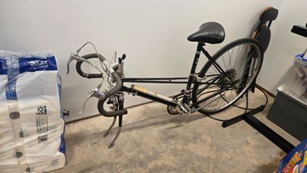 Vintage Fuji Women's Bike (Missing Wheel)