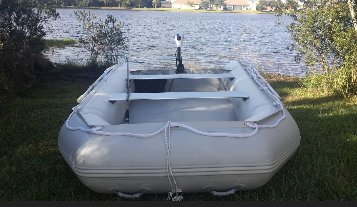 LIKE NEW ! !! 11-feet SD330W EXTRA WIDE inflatable boat 🚣‍♀️ Ideal for 4 people! Includes Minn Kota Riptide 45 hp trolling motor for salt or fresh w