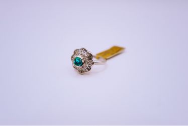 .800 platinum ring with baguette stones and green center stone