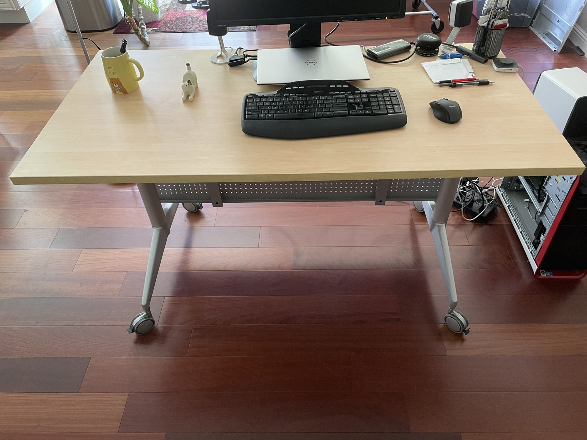 New High Quality Scandinavian Design Office Desk in perfect condition 55w * 28D * 29.5 H