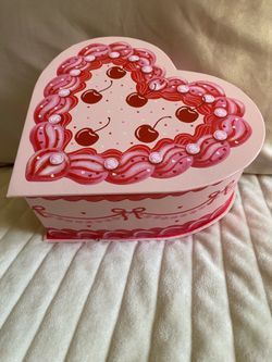 Stationary Heart Cake Box