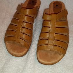 WOMENS WHITE MOUNTAINS SLIPPERS SIZE 8 MEDIUM
