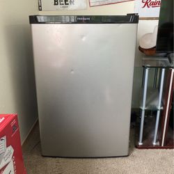 Frigidaire - 4.5 Cu. Ft. Mini Fridge with Top Freezer - Silver