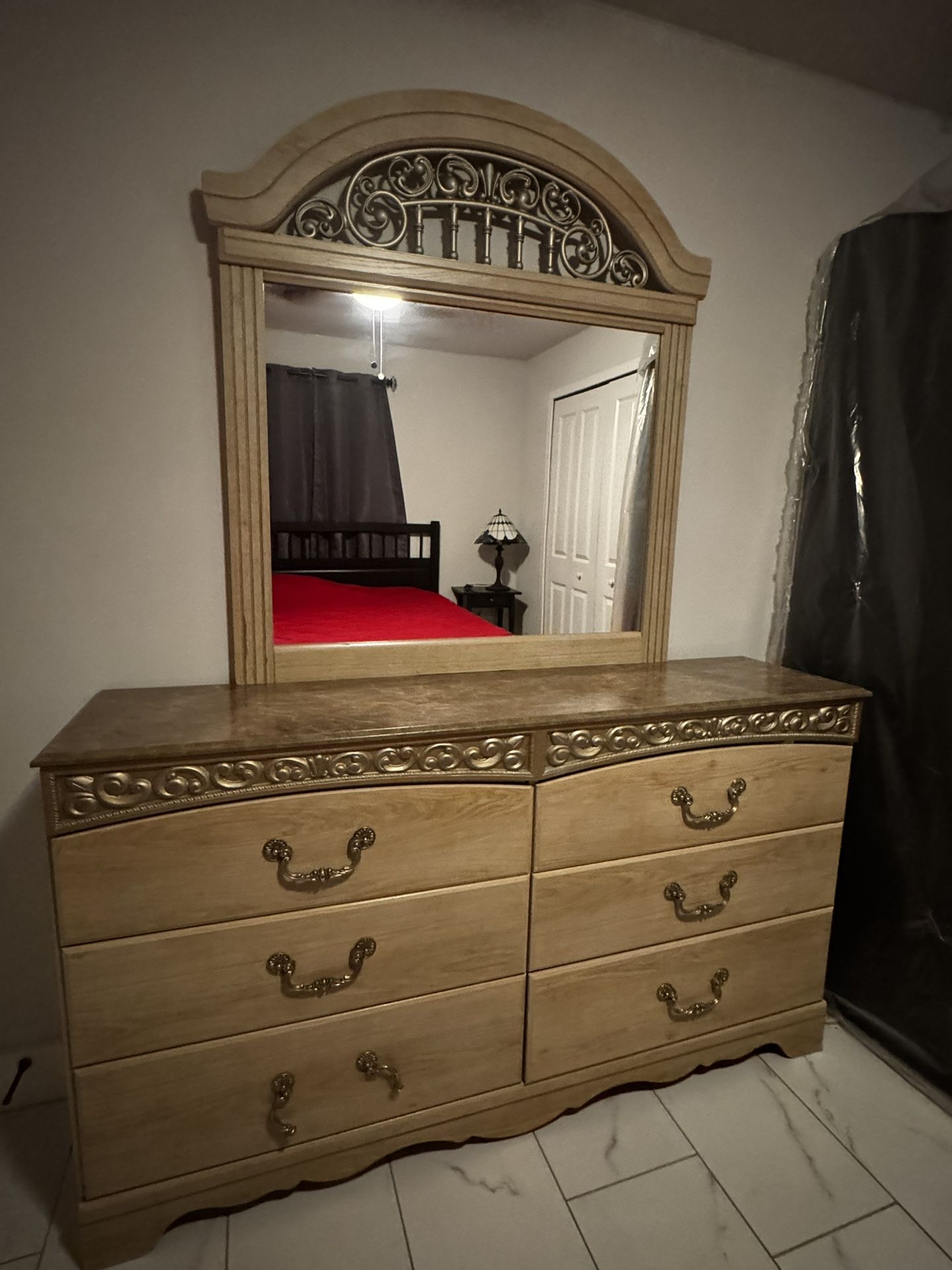 Dresser & mirrow with one night stand 