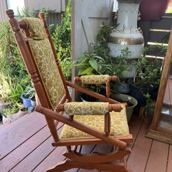 Victorian Era (1800s) Antique Rocking Chair In Absolutely Fantastic Condition !