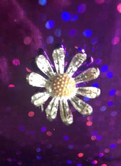 Silver tone daisy brooch