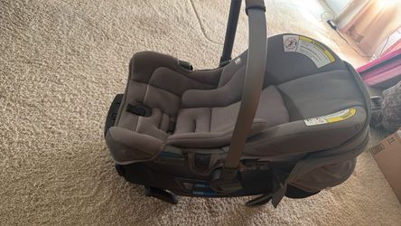 Nuna Car seat with stand