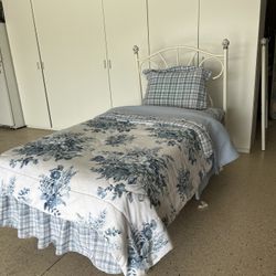 2 Twin beds With Metal Head Boards & All Bedding 