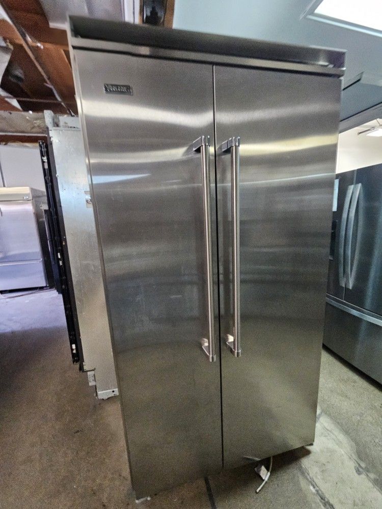 42" VIKING BUILT IN STAINLESS STEEL REFRIGERATOR