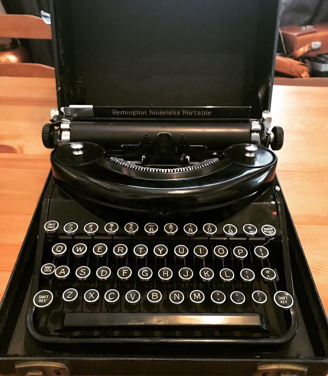 Vintage 1931 Remington Noiseless Portable Typewriter in Gloss Black w/ Original Case