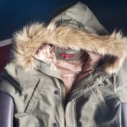 Wintet Coat Jaacket. Only 200 Dollars!! A steal. Send Offers And Ask Questions