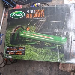 Scott's  20 In Classic Reel Mower With Detachabke Bag 2
