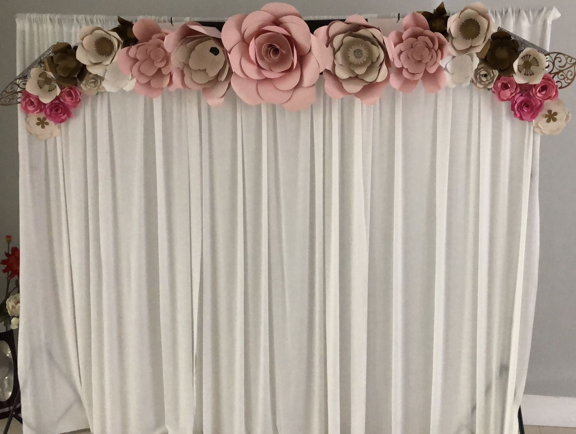 Backdrop de flores de papel a la venta 3 semanas antes una orden Dino esta es 7 pie de anchos visite mi página de Facebook Cicela’s Creation