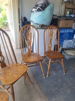 4 SILLAS DE MADERA SOLIDA